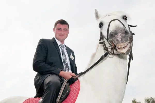 Uomo seduto su un cavallo — Foto Stock