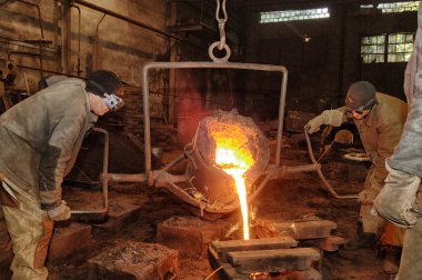 dökümhane - erimiş metal pota kalıp içine dökülür.