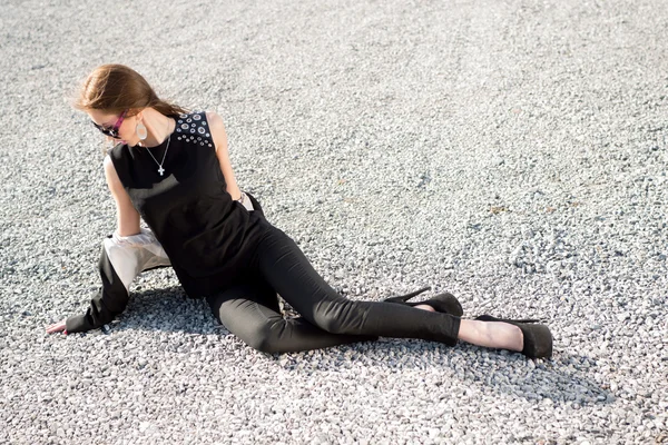 Woman sitting on a sandstone — Stock Photo, Image