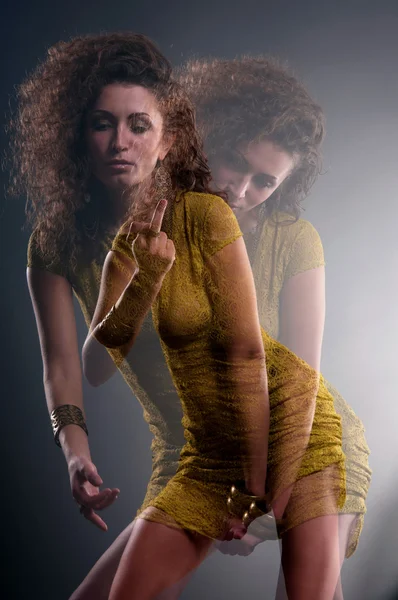 Mujer en vestido verde —  Fotos de Stock