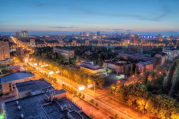 Paesaggio urbano notturno — Foto Stock