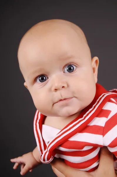 Portret van baby op een donkere achtergrond — Stockfoto