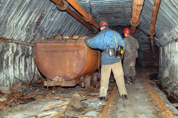 Túnel ao escuro de uma mina de carvão — Fotografia de Stock