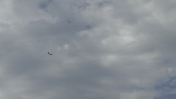 เครื่องบินโดยสารในเมฆ — วีดีโอสต็อก