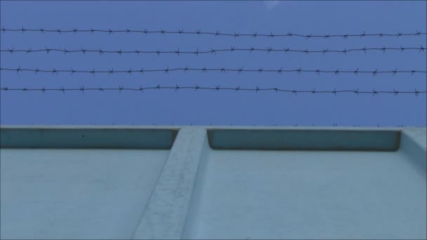 Забор с колючей проволокой — стоковое видео