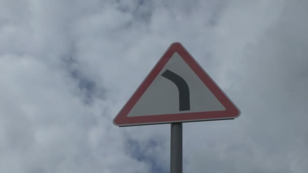 Panneau de signalisation sur les nuages de fond 