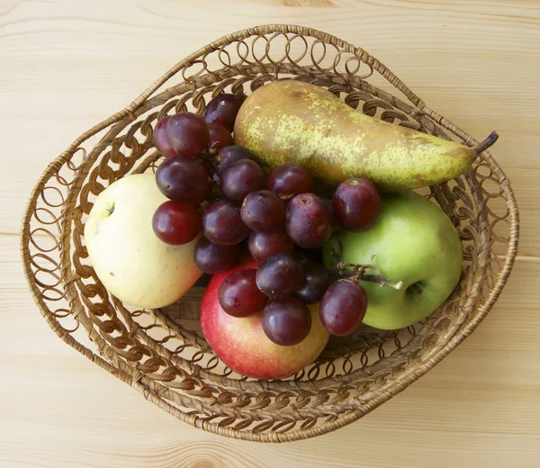 Зрізати фрукти в кошику — стокове фото