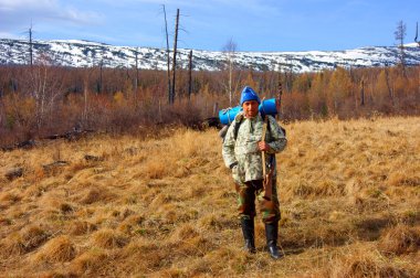 arka plan Dağları üzerinde tabanca olan kişilerin
