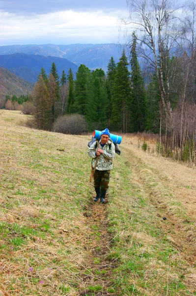 El viajero va a las montañas en primavera — Foto de Stock