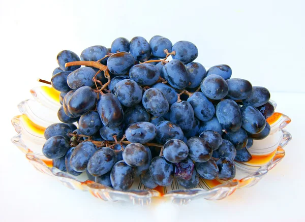 Спелый виноград на тарелке — стоковое фото