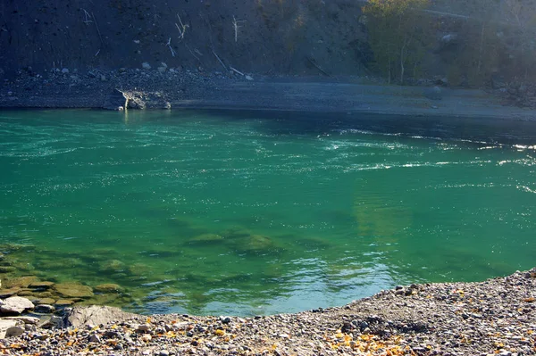 Берегове красиве подвір'я в горах до кінця осені — стокове фото