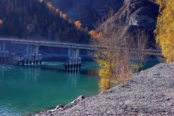 Puente a través del hermoso río en la siberia de montaña — Foto de Stock