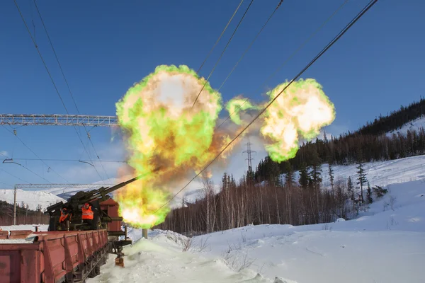Schieten een kanon aan spoorweg — Stockfoto