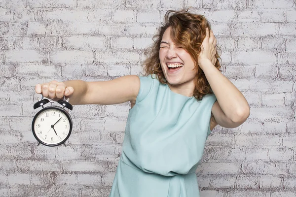 Schöne junge Frau mit Wecker — Stockfoto