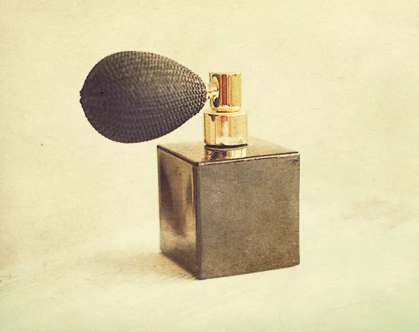 Bouteille vintage noire de parfum — Photo