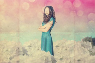 Peri bahçe içinde güzel bir kadın