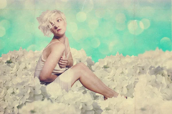 Mooie vrouw in fairy tuin — Stockfoto