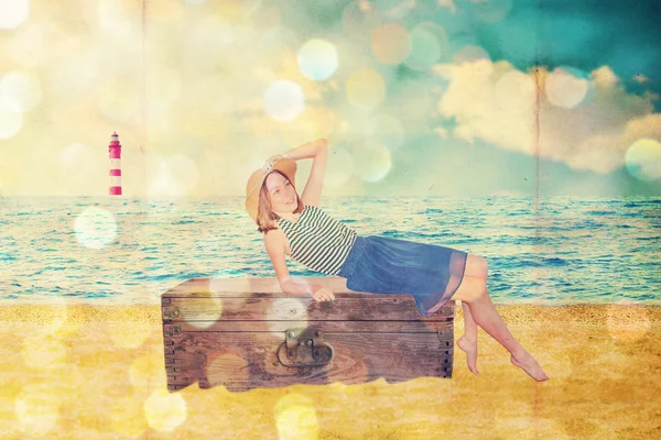 Schöne Frau am Strand am Meer — Stockfoto