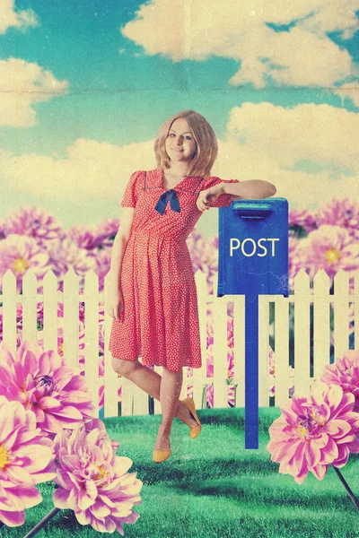 Krásná mladá postwoman, retro — Stock fotografie