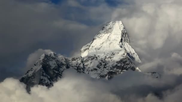 Ama Dablam. — Stockvideo