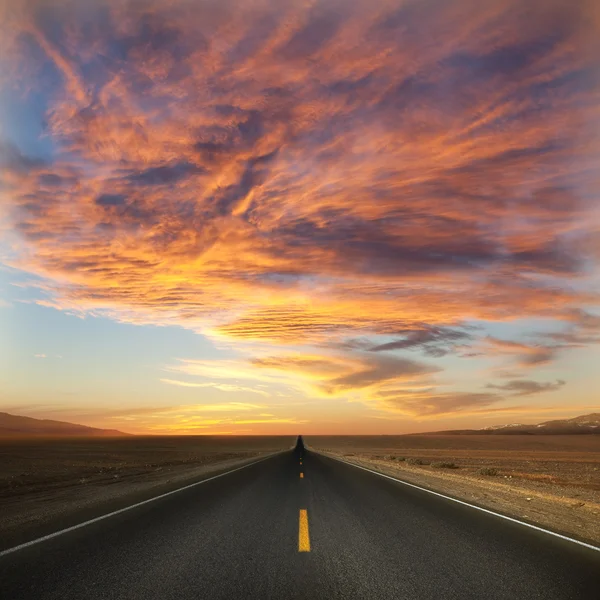 Estrada para o pôr do sol . — Fotografia de Stock