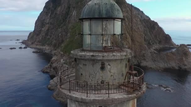 Faro Abandonado Aniva Roca Isla Sakhalin Rusia Disparo Dron — Vídeo de stock