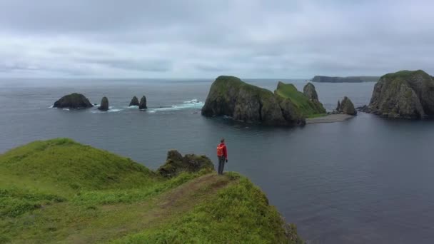 Traveler Standing Cliff Looking Beautiful Unnamed Bay Shikotan Island Lesser — Vídeo de stock