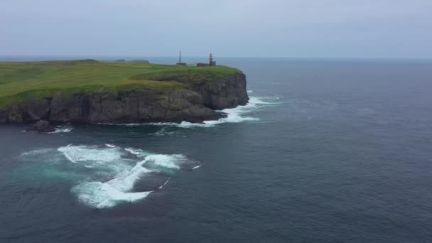 積丹島の空中ビュー ケープ島のシュパンベルク灯台 ロシア太平洋岸の少ないクリル チェーン — ストック動画