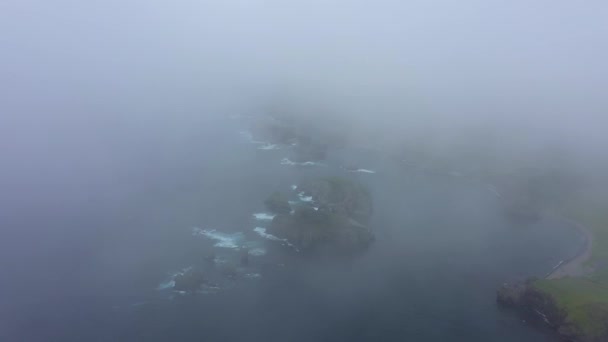 太平洋 ロシアの海岸線の美しい無名の湾 色丹島 少ないカーリルチェーンで雲の中を飛ぶ — ストック動画