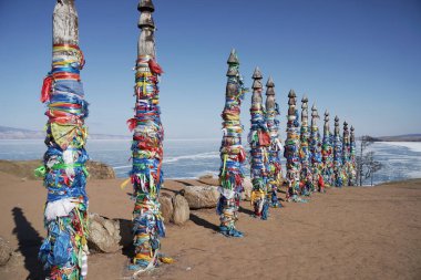 Burkhan Burnu, Olkhon Adası, Sibirya, Rusya 'daki Sacral Place' de Dua Bayrakları