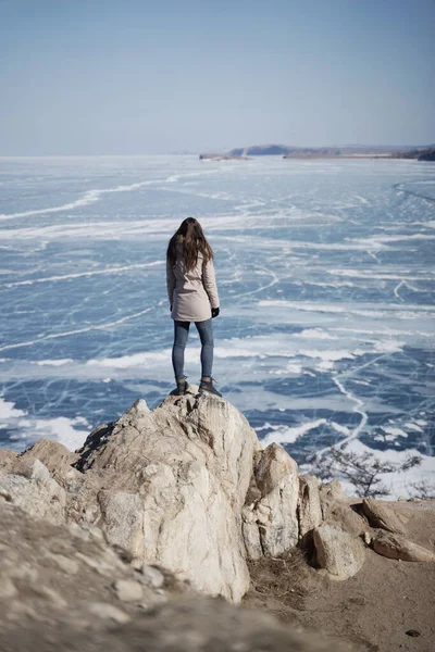 Winter Lake Baikal Kvinnan Står Klippa Och Tittar Frusen Bajkalsjö — Stockfoto