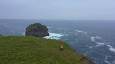 Shikotan Adası, Küçük Kuril Zinciri, Pasifik Okyanusu kıyısı, Rusya 'daki Cape End of the World' de birkaç Gezgin..