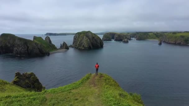 Drone Flying Traveler Cliff Beautiful Unnamed Bay Shikotan Island Kleine — Stockvideo