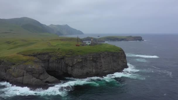 Flying Shpanberg Lighthouse Shikotan Island Inglés Cadena Kuril Menor Costa — Vídeos de Stock