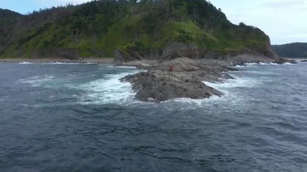 Survol Voyageur Sur Cap Stolbchaty Formation Roches Volcaniques Sur Île — Video