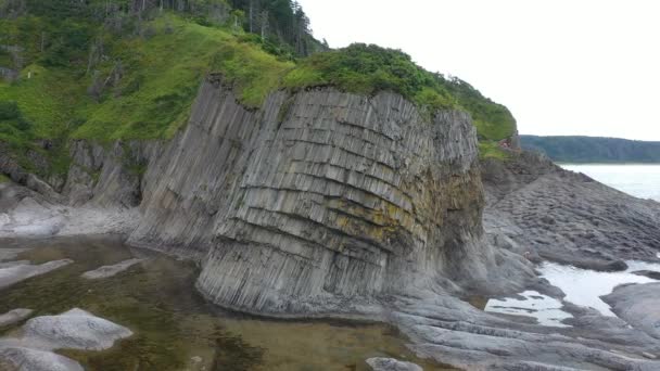 Αεροφωτογραφία Γύρω Από Ακρωτήριο Stolbchaty Volcanic Rock Formation Στο Νησί — Αρχείο Βίντεο