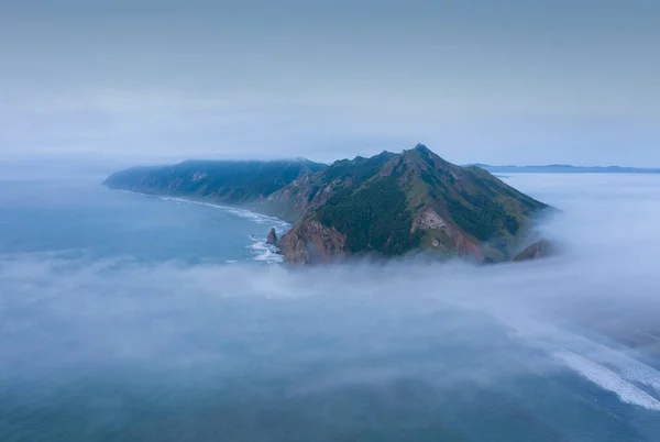 Poranna Mgła Przechodząca Przez Łańcuch Górski Zatoce Tikhaya Morze Okhotsk Obrazek Stockowy