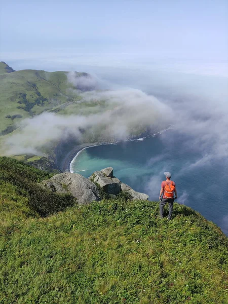 Traveler Standing Edge Shikotan Island Looking Pacific Ocean — Stock Photo, Image