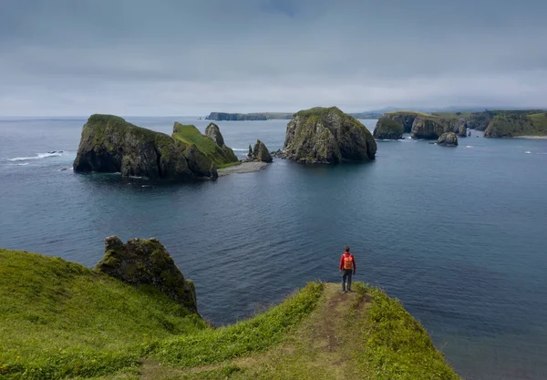 Traveler Standing Cliff Looking Beautiful Unnamed Bay Shikotan Island Coastline — Stock Photo, Image