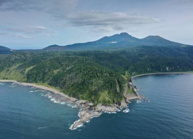 Cape Stolbchaty ve Mendeleev Volkanı Arkaplanda, Kunashir Adası, Rusya.
