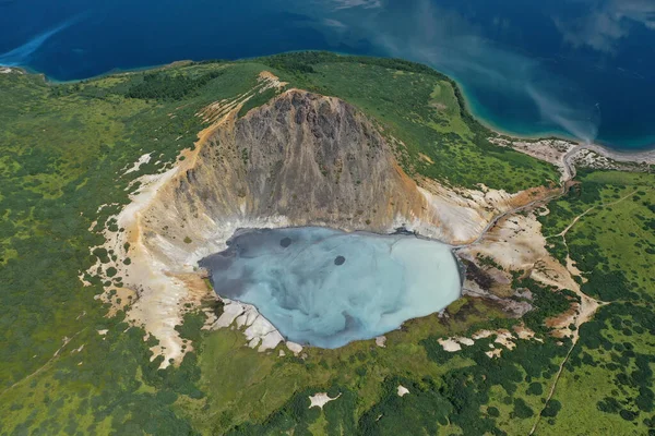 Kunashir Adası 'ndaki Golovnin Volkanı' ndan Caldera. Rusya
