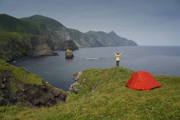 Traveler Standing Hands Raising Cliff Looking Pacific Ocean Coastline Shikotan — Stock Photo, Image