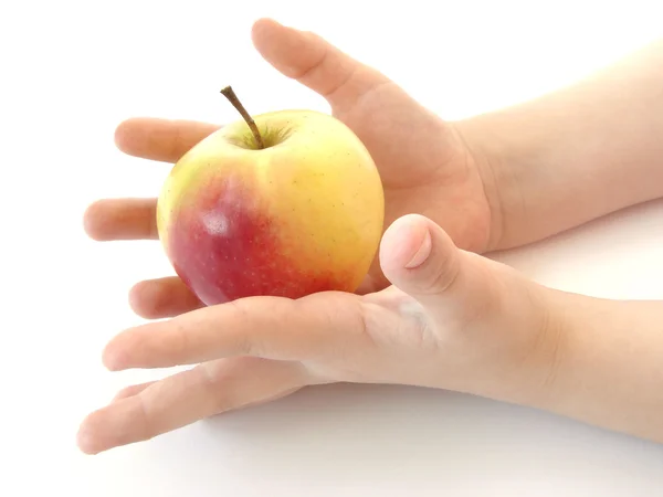 Çocuk elleri ile elma — Stok fotoğraf