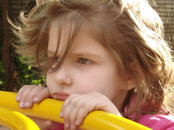 Menina bonita pequena em um playground — Fotografia de Stock