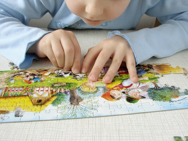 Assembling puzzle — Stock Photo, Image