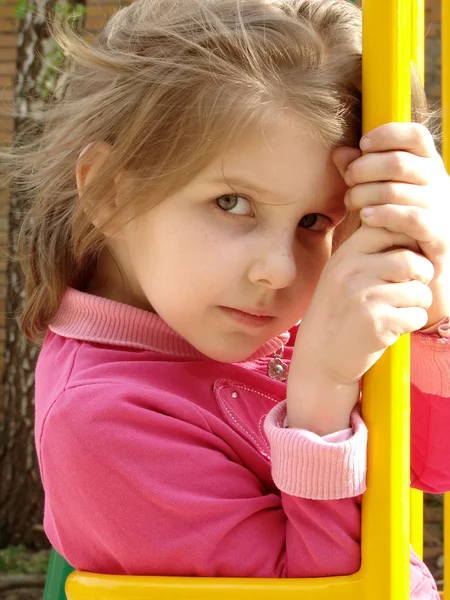 Pequena menina bonita no parque infantil — Fotografia de Stock