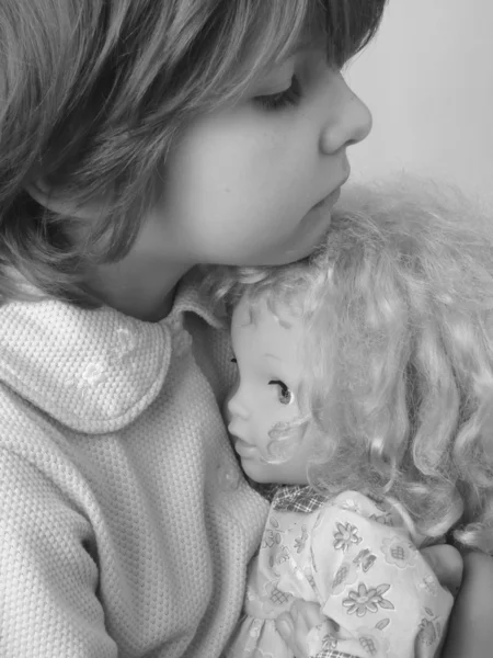 Mädchen mit Puppe — Stockfoto