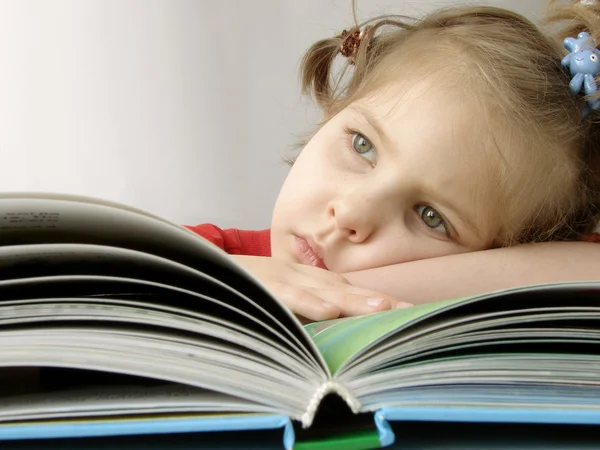 Niño con libro —  Fotos de Stock