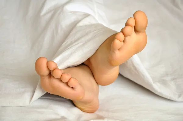 Пятки из под одеяла. Феет слеепинг. Ноги под одеялом. Морщинистые стопы спящих женщин. Пятки спящих девочек.