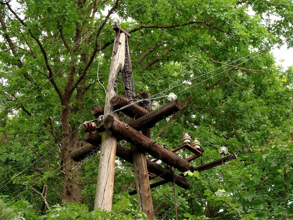 Alte hölzerne Stromleitung - Stockfotografie: lizenzfreie Fotos